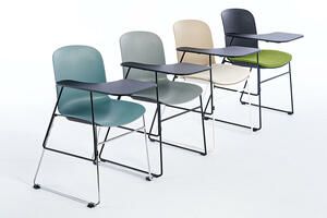 An alle Kufenstühle lässt sich das Schreibtablar anbringen